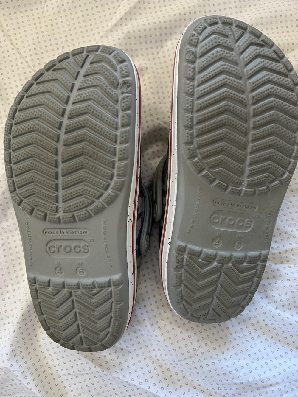 W-359 CROCS Camo Classic Clog in Green, Gray & Brown - Picture 3 of 4